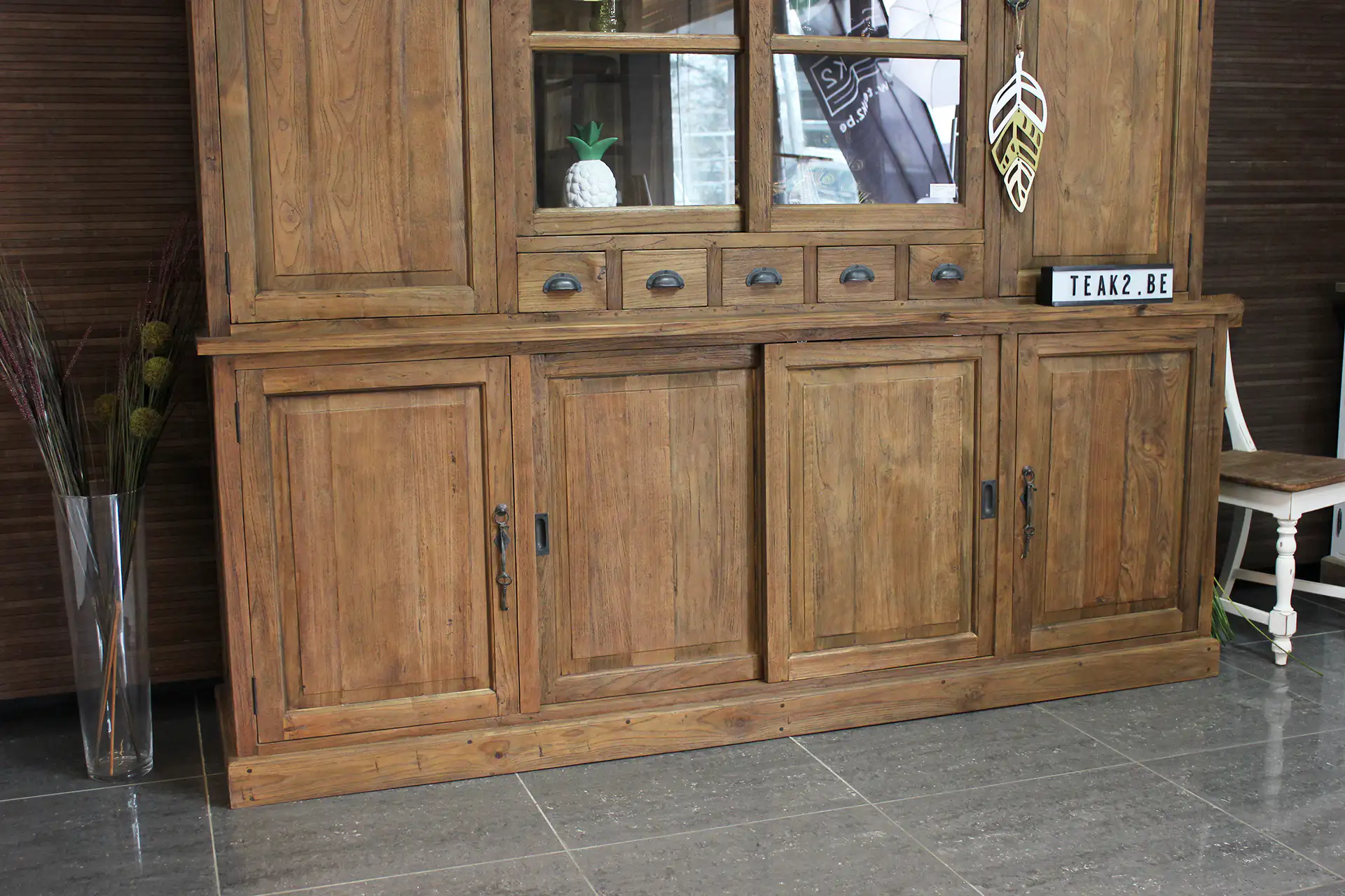 Teak Besar 210-235L Old | vaisselier rustique spacieux en vieux teck Vaisselier ancien spacieux de style campagnard en teck avec portes fermées. Grande armoire authentique en teck massif, construction haute et de style campagnard - TEAK2.