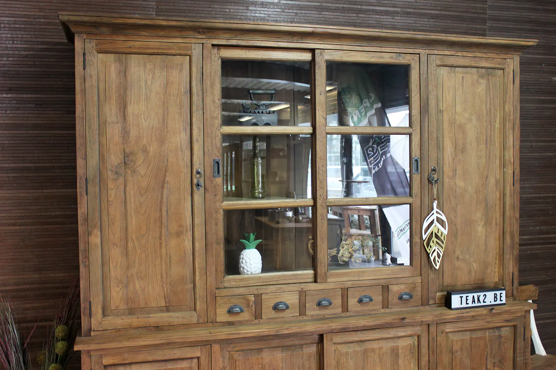 Teak Besar 210-235L Old | vaisselier rustique spacieux en vieux teck Vaisselier ancien spacieux de style campagnard en teck avec portes fermées. Grande armoire authentique en teck massif, construction haute et de style campagnard - TEAK2.