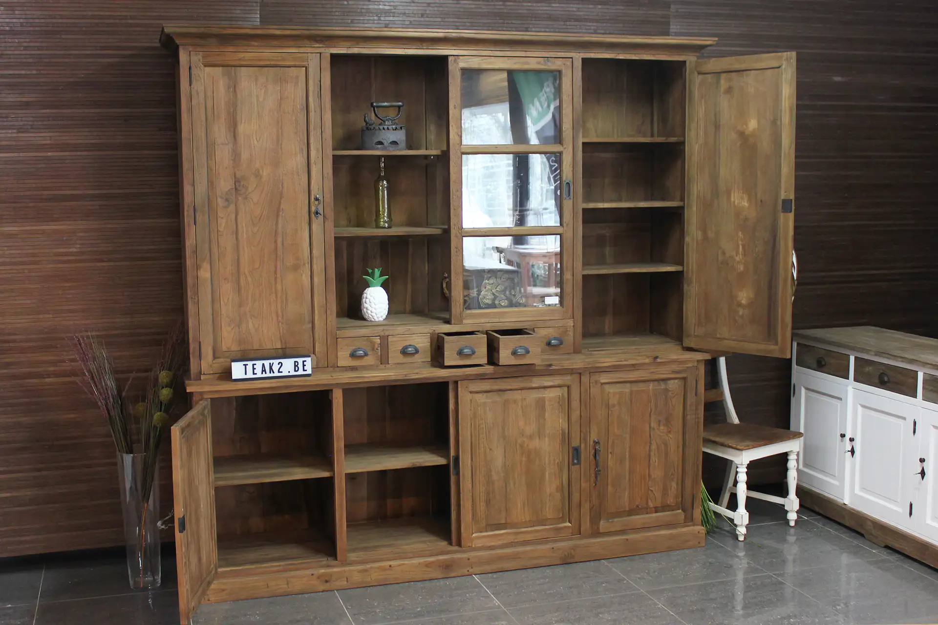 Teak Besar 210-235L Old | vaisselier rustique spacieux en vieux teck Vaisselier ancien spacieux de style campagnard en teck avec portes fermées. Grande armoire authentique en teck massif, construction haute et de style campagnard - TEAK2.