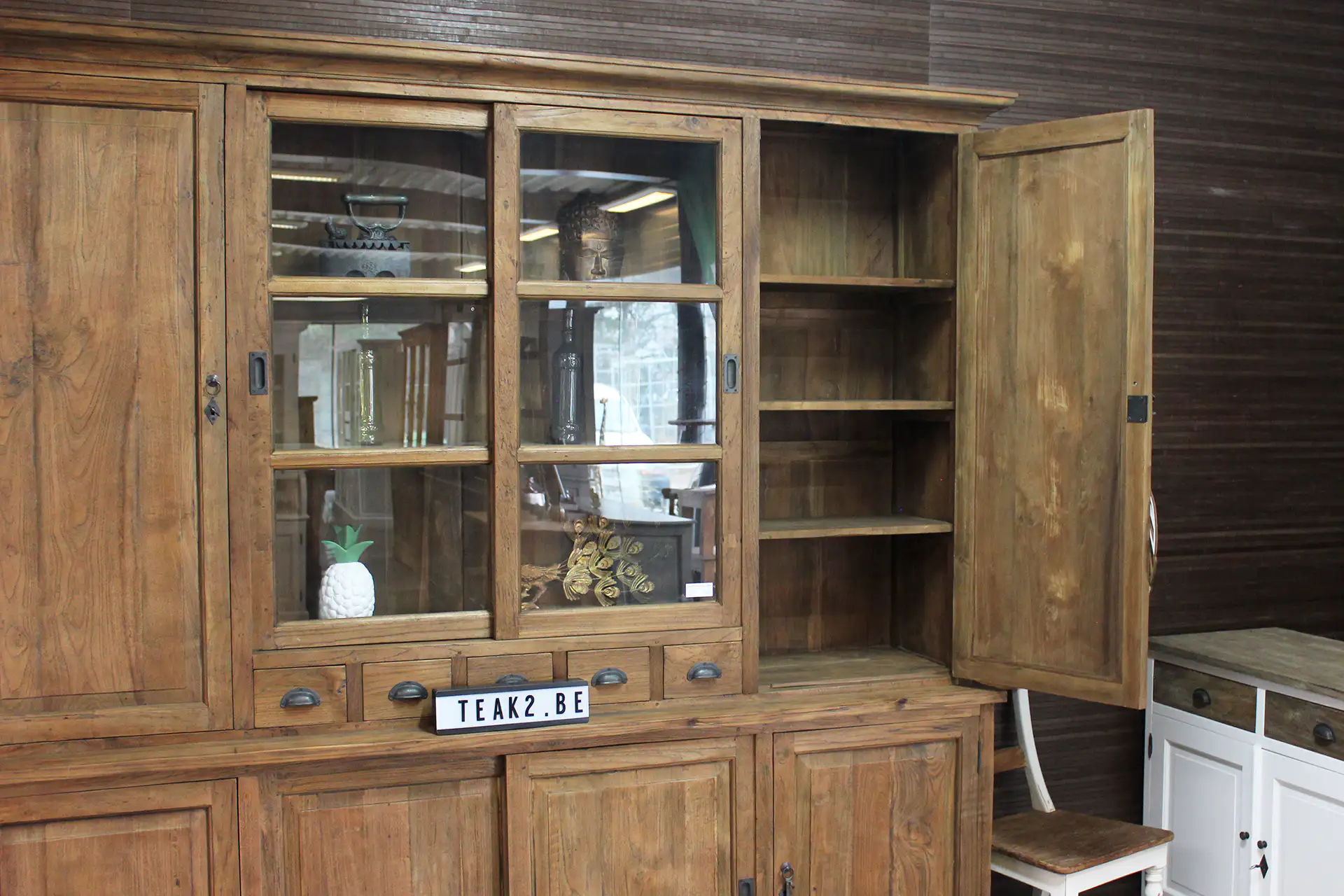 Teak Besar 210-235L Old | vaisselier rustique spacieux en vieux teck Vaisselier ancien spacieux de style campagnard en teck avec portes fermées. Grande armoire authentique en teck massif, construction haute et de style campagnard - TEAK2.