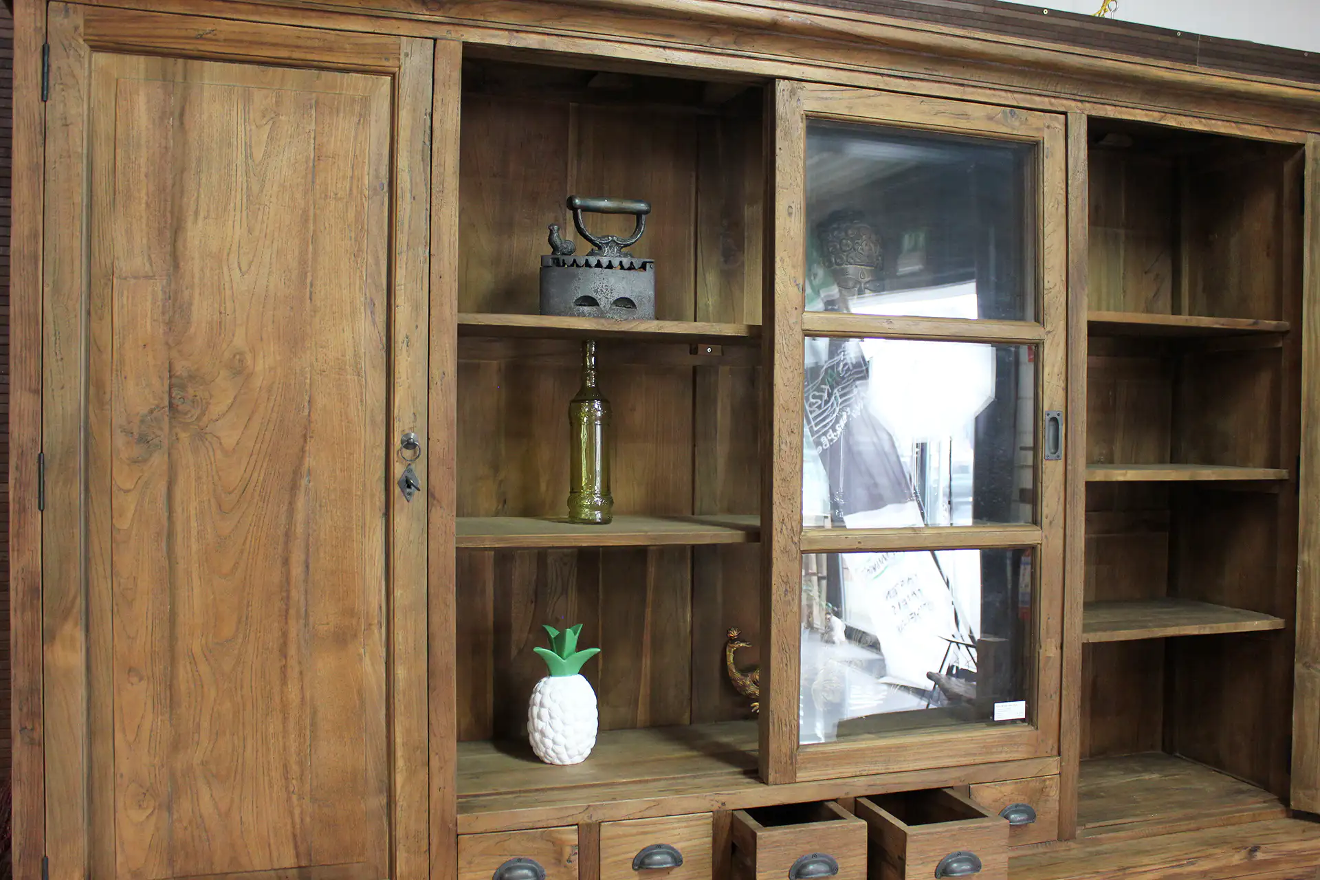 Teak Besar 210-235L Old | vaisselier rustique spacieux en vieux teck Vaisselier ancien spacieux de style campagnard en teck avec portes fermées. Grande armoire authentique en teck massif, construction haute et de style campagnard - TEAK2.