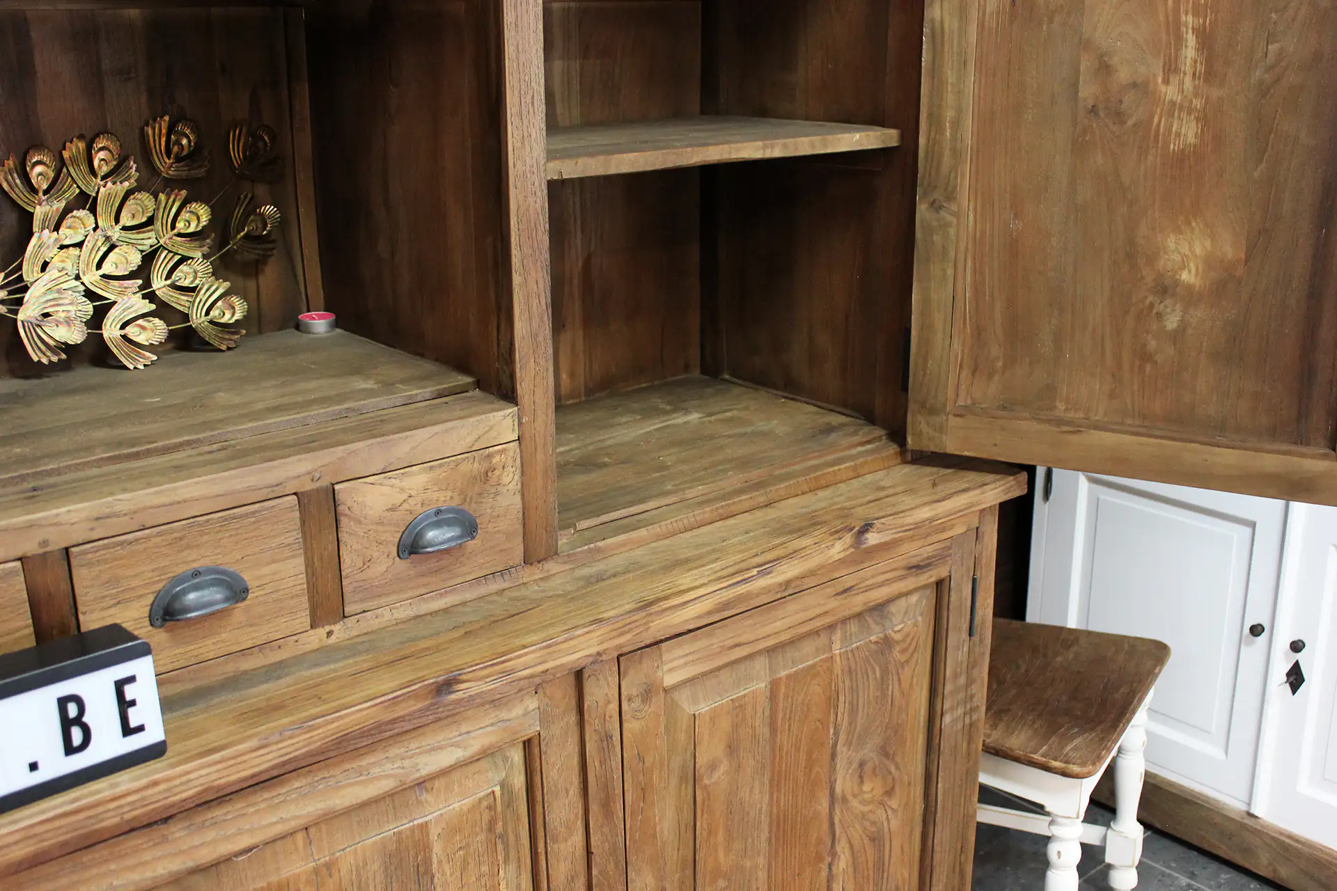 Teak Besar 210-235L Old | vaisselier rustique spacieux en vieux teck Vaisselier ancien spacieux de style campagnard en teck avec portes fermées. Grande armoire authentique en teck massif, construction haute et de style campagnard - TEAK2.