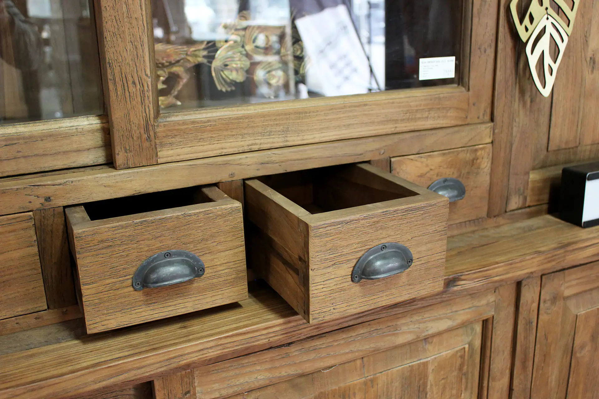 Teak Besar 210-235L Old | vaisselier rustique spacieux en vieux teck Vaisselier ancien spacieux de style campagnard en teck avec portes fermées. Grande armoire authentique en teck massif, construction haute et de style campagnard - TEAK2.