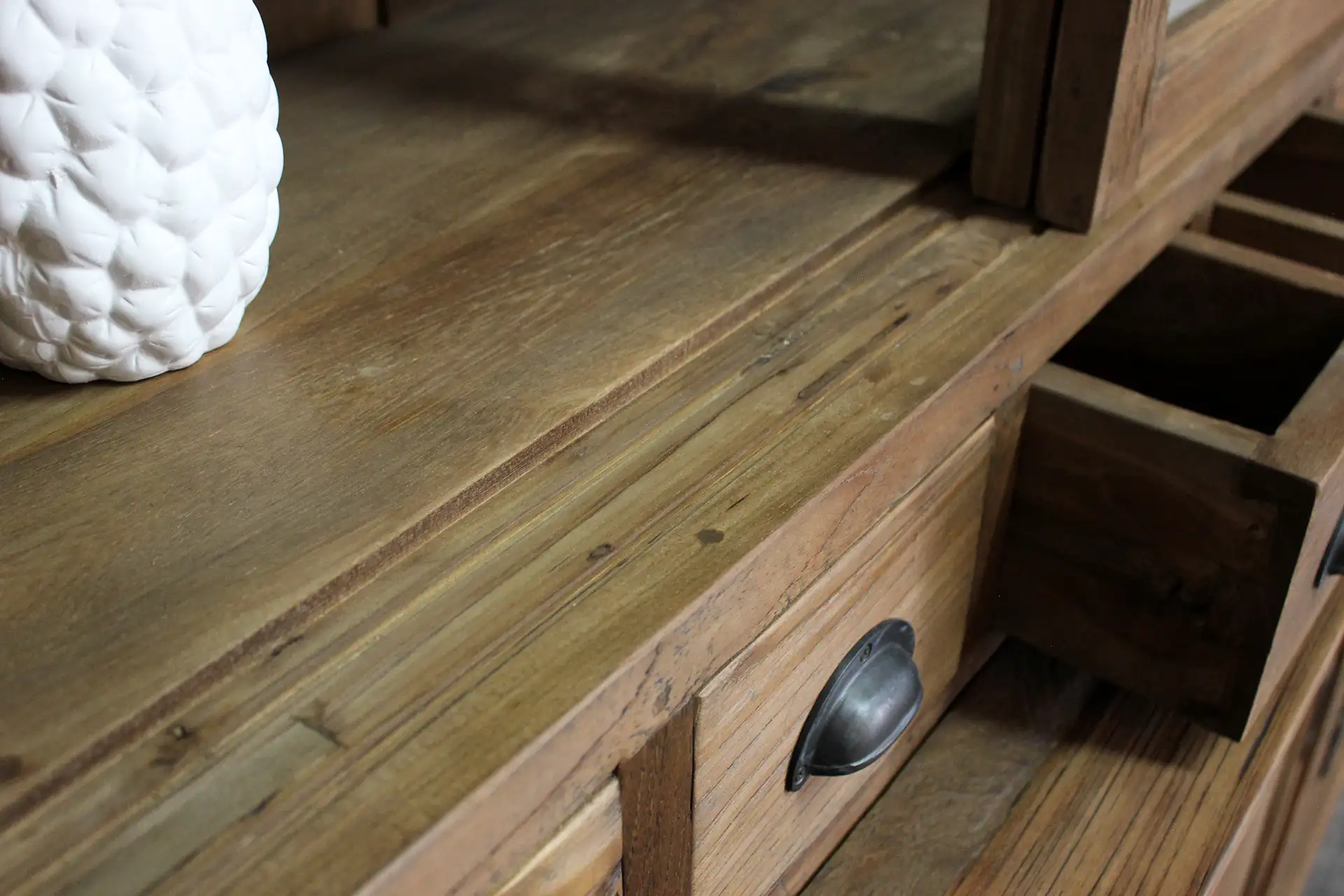 Teak Besar 210-235L Old | vaisselier rustique spacieux en vieux teck Vaisselier ancien spacieux de style campagnard en teck avec portes fermées. Grande armoire authentique en teck massif, construction haute et de style campagnard - TEAK2.