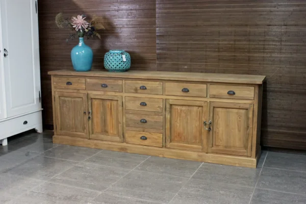 Groot landelijk dressoir in massief teak met authentieke lades en draaideuren. Massief teakhouten dressoirs bij meubelwinkel TEAK2.