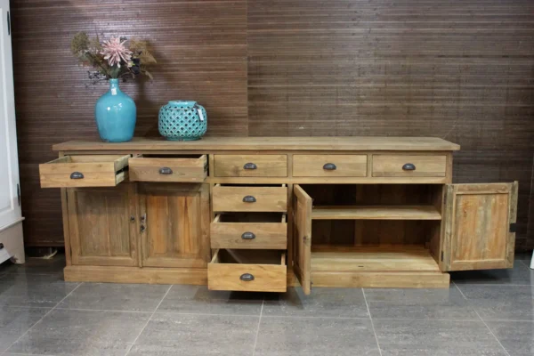 Groot landelijk dressoir in massief teak met authentieke lades en draaideuren. Massief teakhouten dressoirs bij meubelwinkel TEAK2.