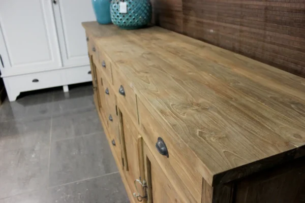 Groot landelijk dressoir in massief teak met authentieke lades en draaideuren. Massief teakhouten dressoirs bij meubelwinkel TEAK2.
