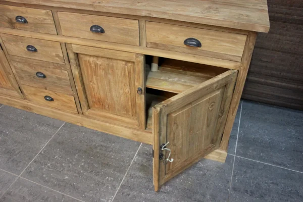Groot landelijk dressoir in massief teak met authentieke lades en draaideuren. Massief teakhouten dressoirs bij meubelwinkel TEAK2.