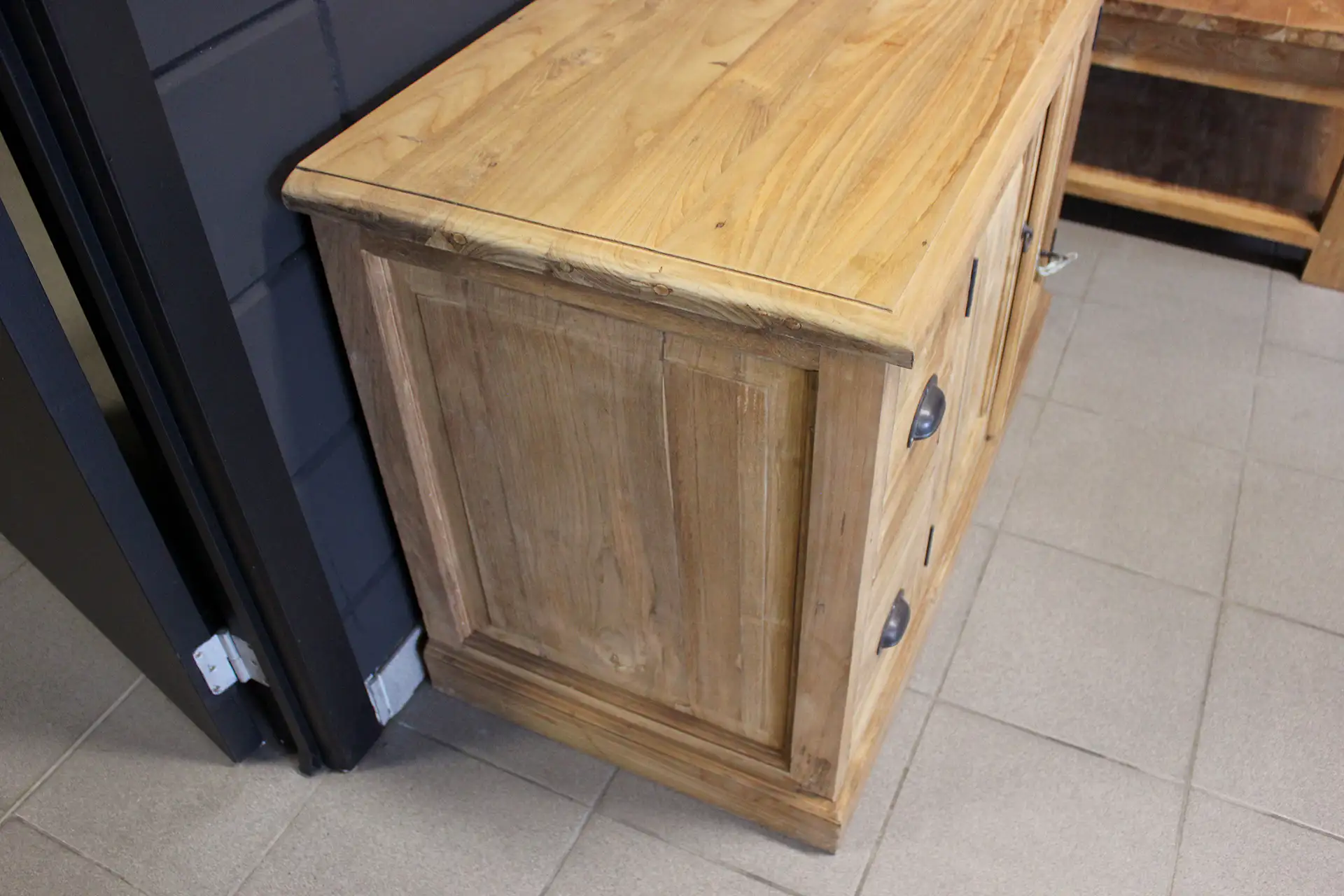 Teak Besar TV100XH | tall, rustic-style teak Tv unit High rustic style teak Tv unit. Rustic style Tv unit with high construction and a combination of authentic drawers and rustic style.