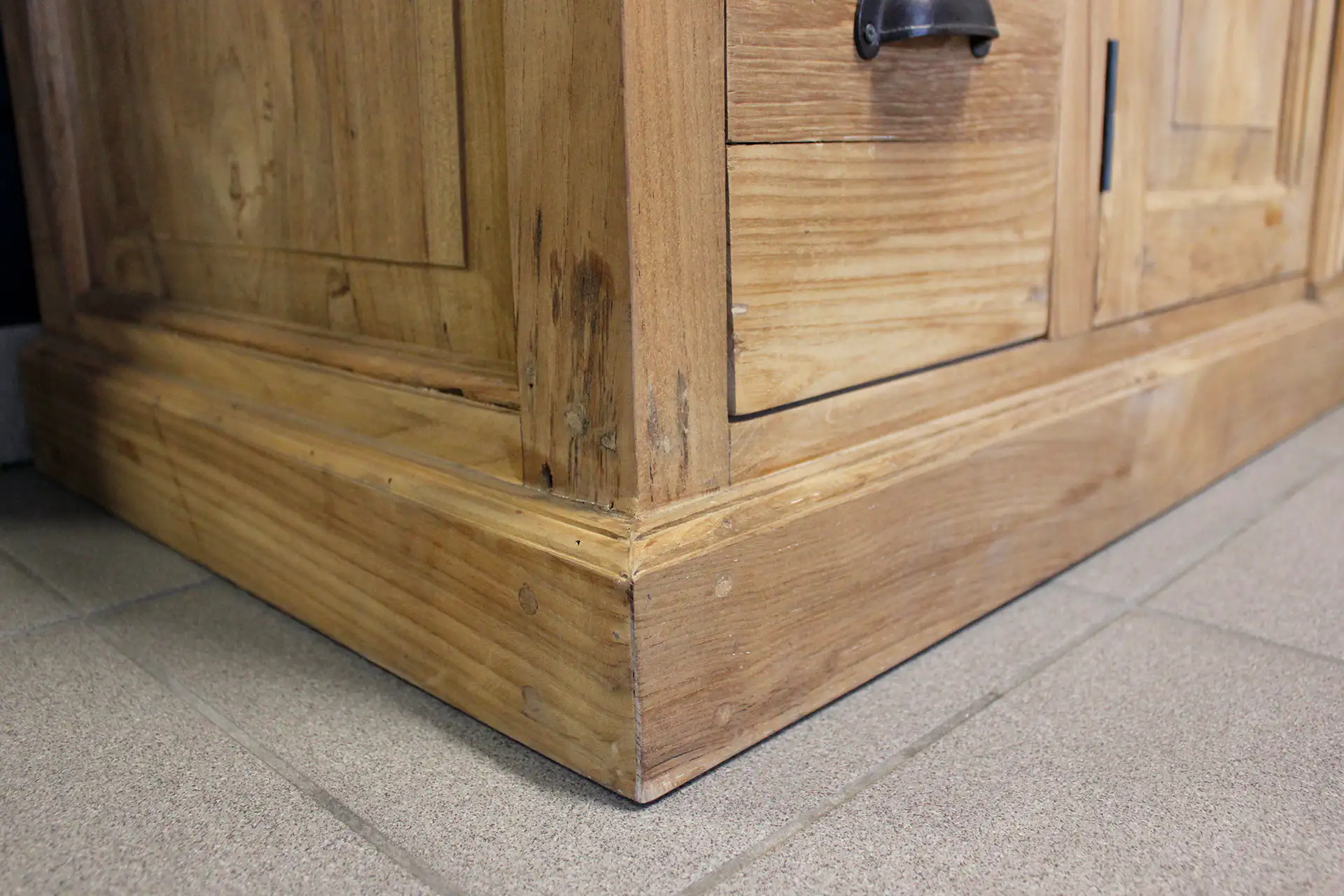 Teak Besar TV100XH | tall, rustic-style teak Tv unit High rustic style teak Tv unit. Rustic style Tv unit with high construction and a combination of authentic drawers and rustic style.