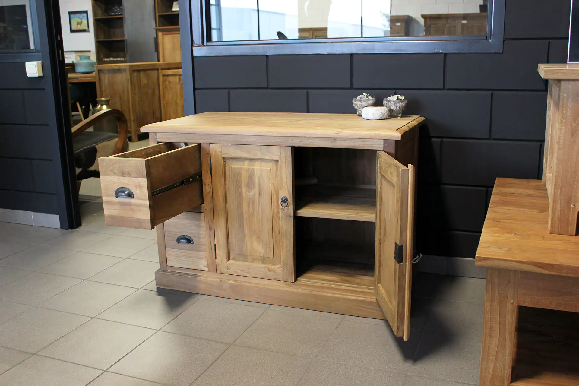 Teak Besar TV100XH | tall, rustic-style teak Tv unit High rustic style teak Tv unit. Rustic style Tv unit with high construction and a combination of authentic drawers and rustic style.