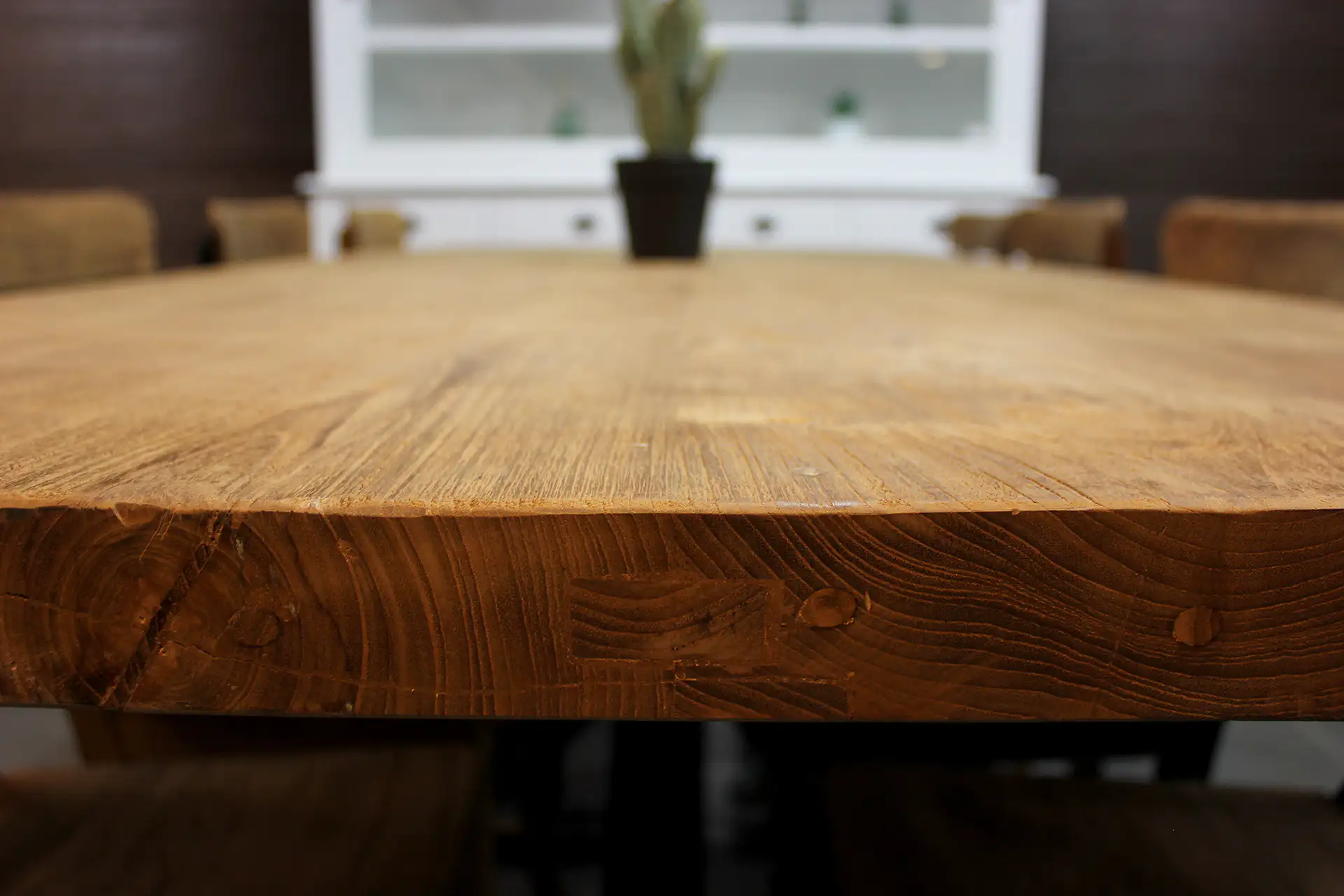 Teak Besi T180-300 Old | table à manger design en bois avec pied luxueux Table à manger design en bois avec pied luxueux. Table en teck avec plateau épais et base luxueuse: avec pied Matrix ou pied araignée. Tables - TEAK2.