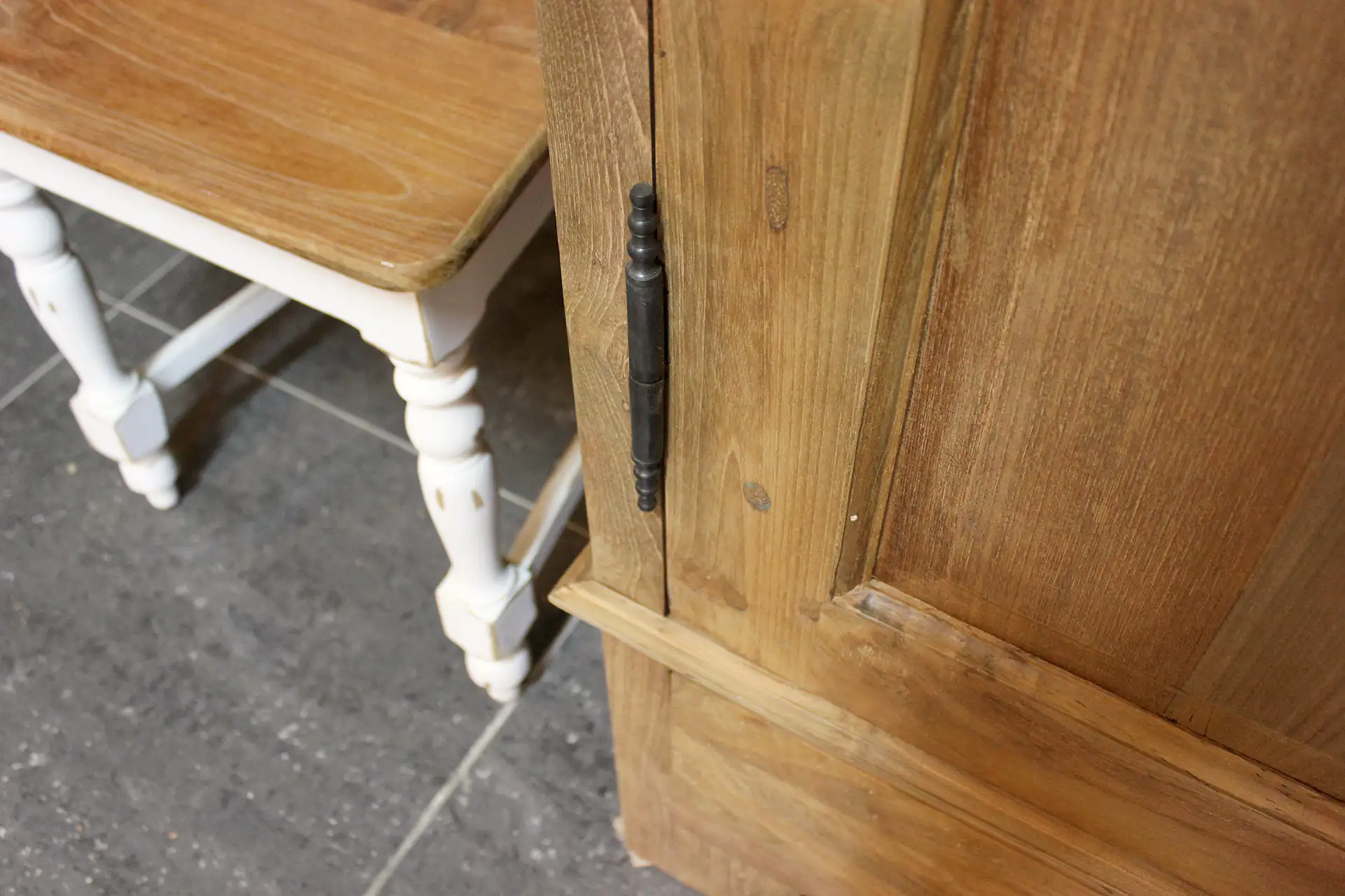 Teak Busana 120-180 | solid teak wardrobe in rustic style Solid rustic-style teak wardrobe and practical storage space. Solid wardrobe or wall cupboard at furniture store TEAK2.