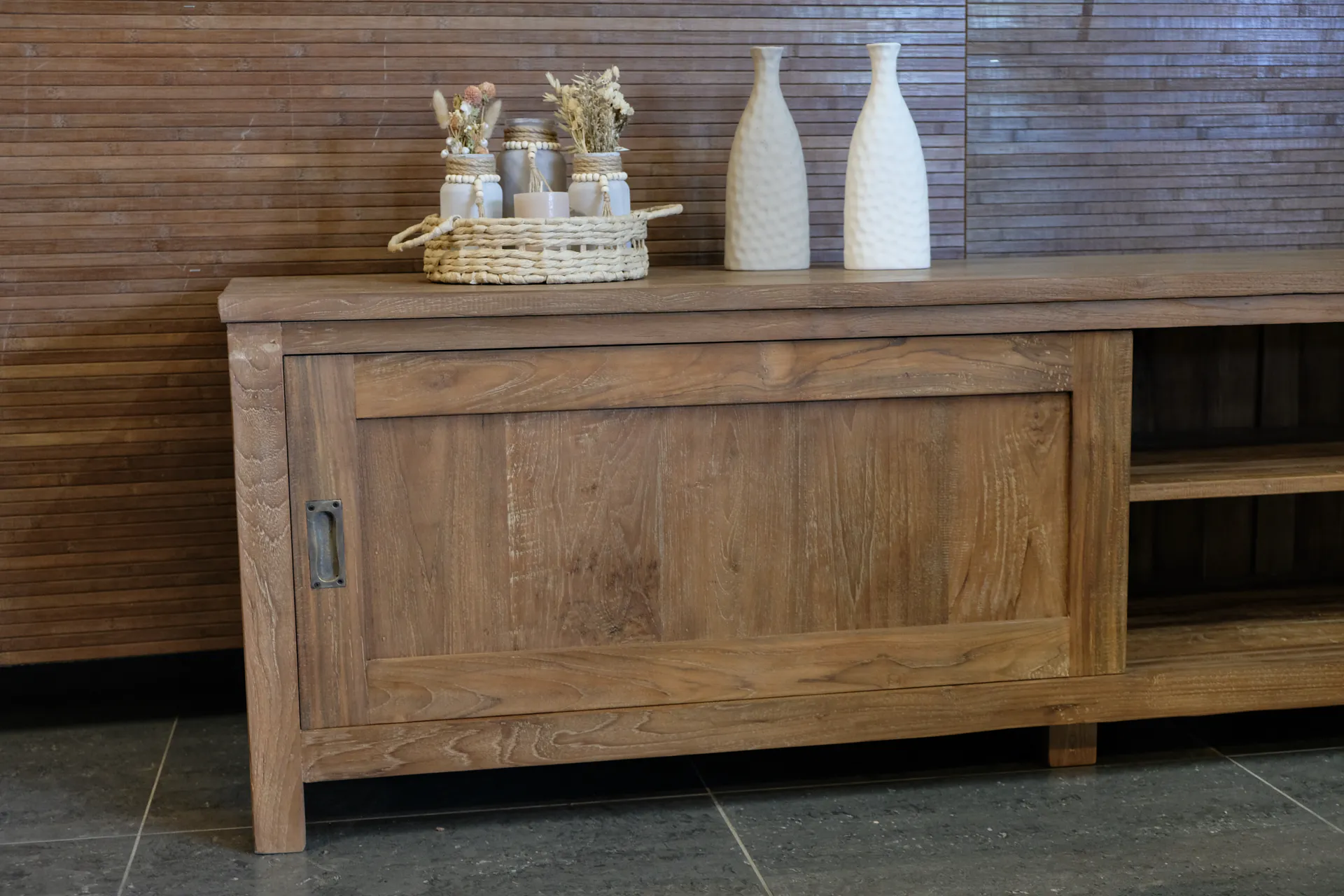 Teak Corak TV100-240SL Old | Modern Teak Tv-Möbel Modernes Tv-Möbel aus Teakholz mit Schiebetüren aus massivem, altem Teakholz. Qualität und Handwerkskunst aus Indonesien. Tv-Möbel - TEAK2