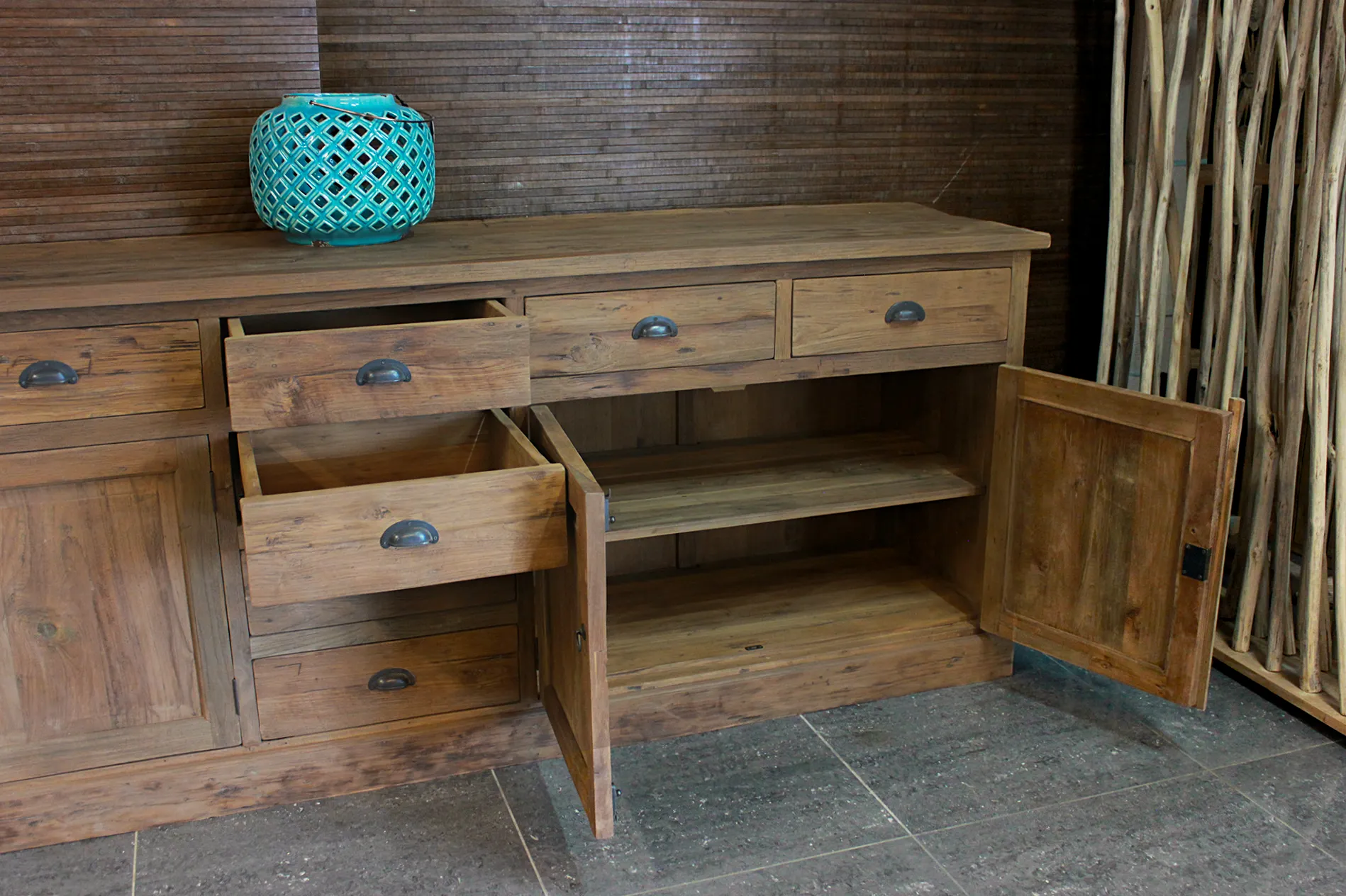 Teak Kedal D245-300PL Old | große rustikale Anrichte aus Teakholz Große rustikale Anrichte aus massivem altem Teakholz. Anrichte aus massivem Teakholz mit viel Stauraum – TEAK2-Möbelgeschäft.