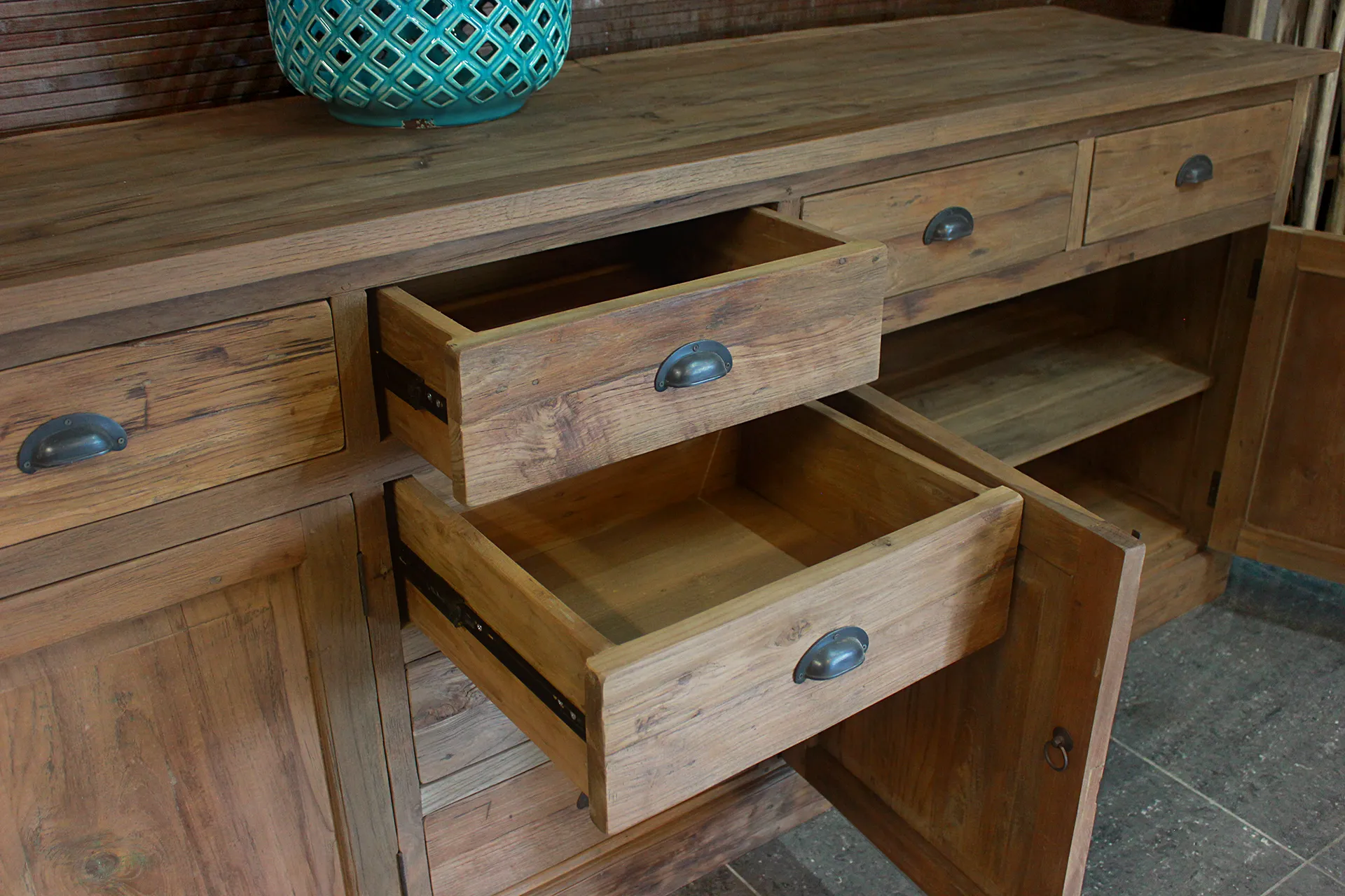 Teak Kedal D245-300PL Old | große rustikale Anrichte aus Teakholz Große rustikale Anrichte aus massivem altem Teakholz. Anrichte aus massivem Teakholz mit viel Stauraum – TEAK2-Möbelgeschäft.