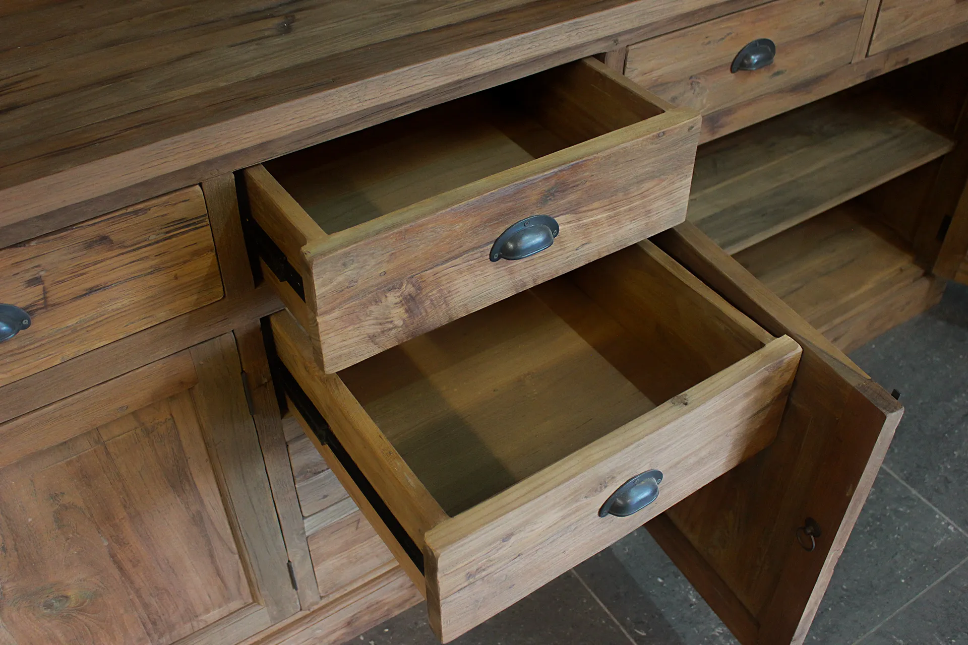 Teak Kedal D245-300PL Old | große rustikale Anrichte aus Teakholz Große rustikale Anrichte aus massivem altem Teakholz. Anrichte aus massivem Teakholz mit viel Stauraum – TEAK2-Möbelgeschäft.