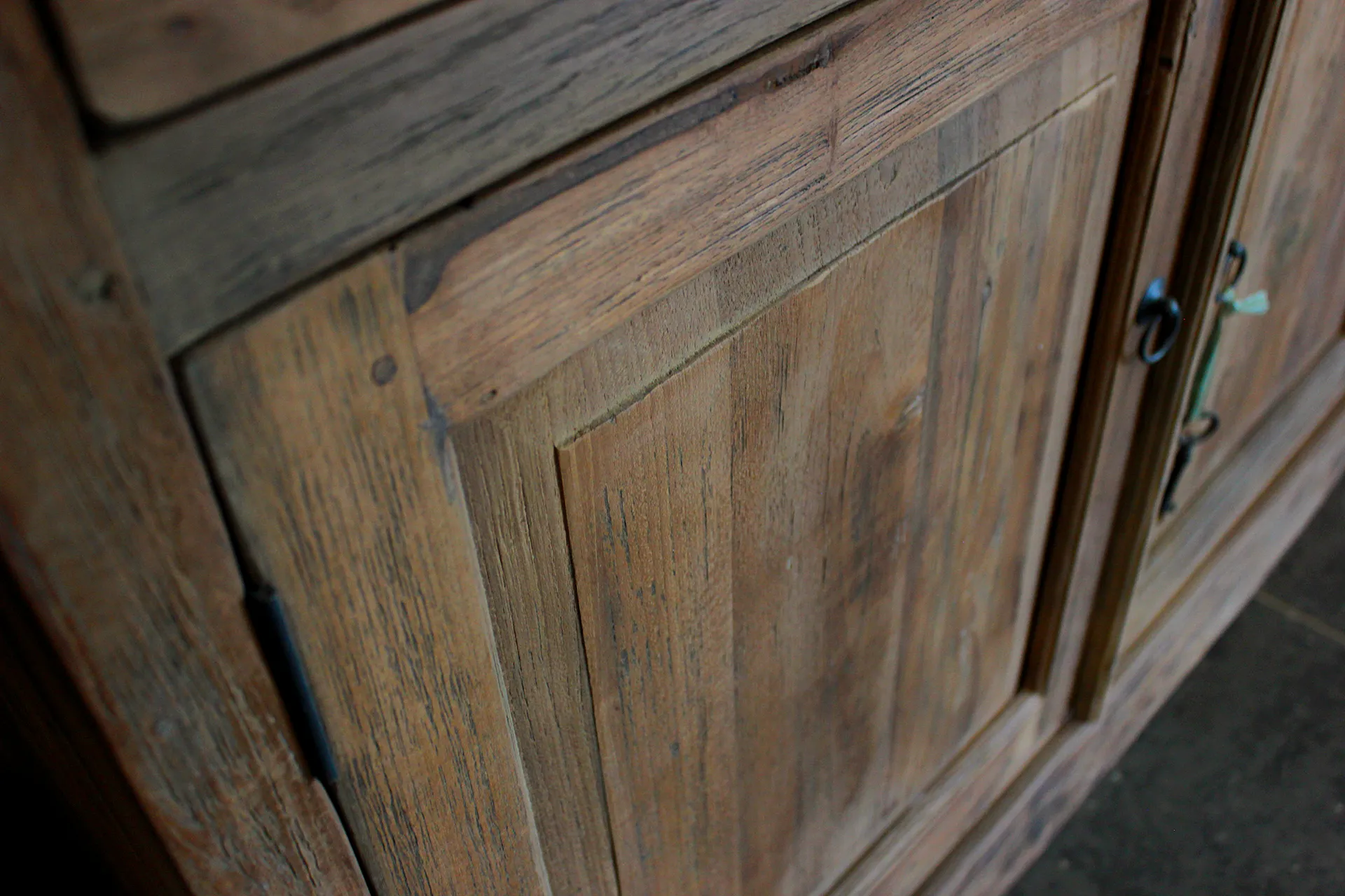 Teak Kedal D245-300PL Old | große rustikale Anrichte aus Teakholz Große rustikale Anrichte aus massivem altem Teakholz. Anrichte aus massivem Teakholz mit viel Stauraum – TEAK2-Möbelgeschäft.