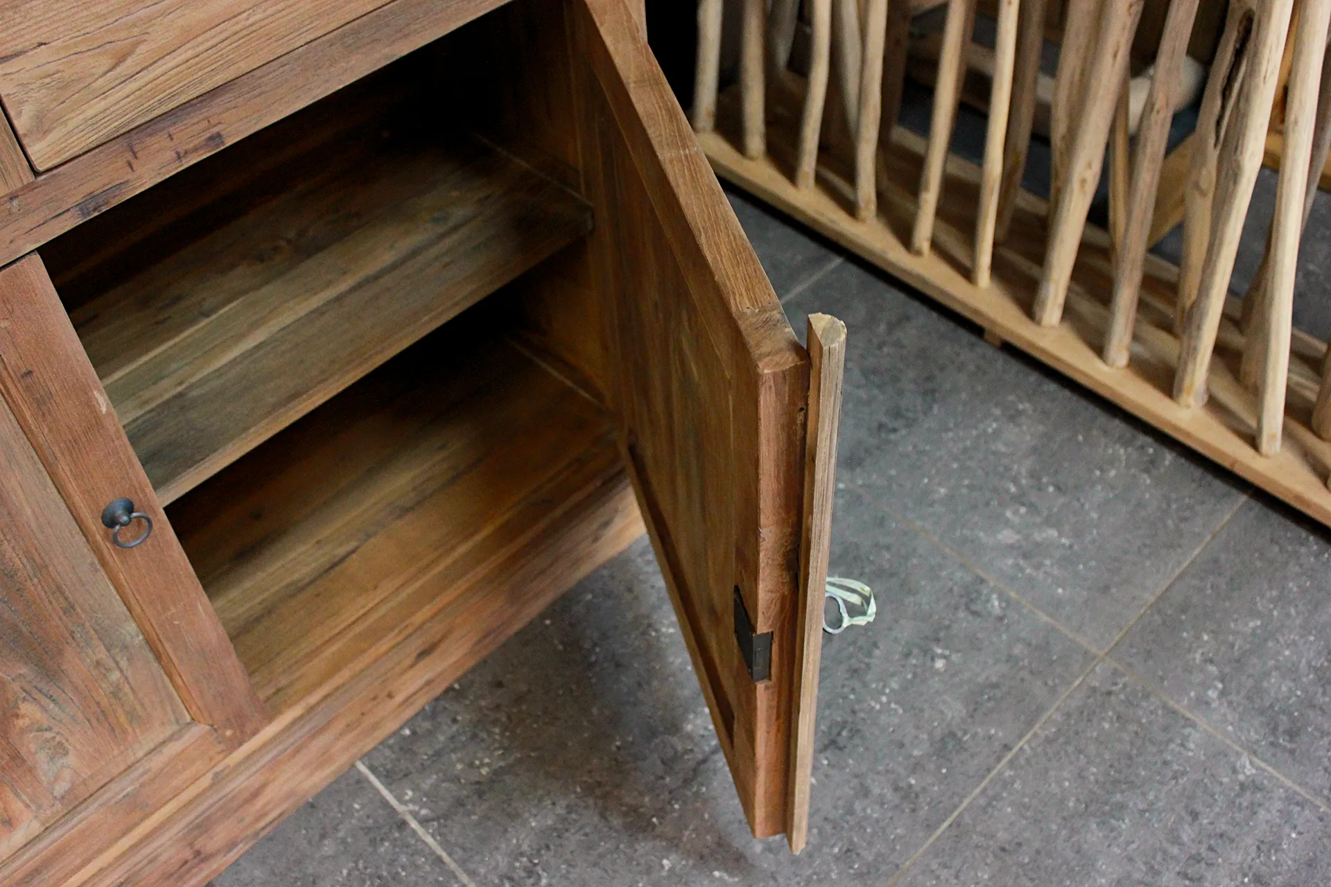 Teak Kedal D245-300PL Old | große rustikale Anrichte aus Teakholz Große rustikale Anrichte aus massivem altem Teakholz. Anrichte aus massivem Teakholz mit viel Stauraum – TEAK2-Möbelgeschäft.