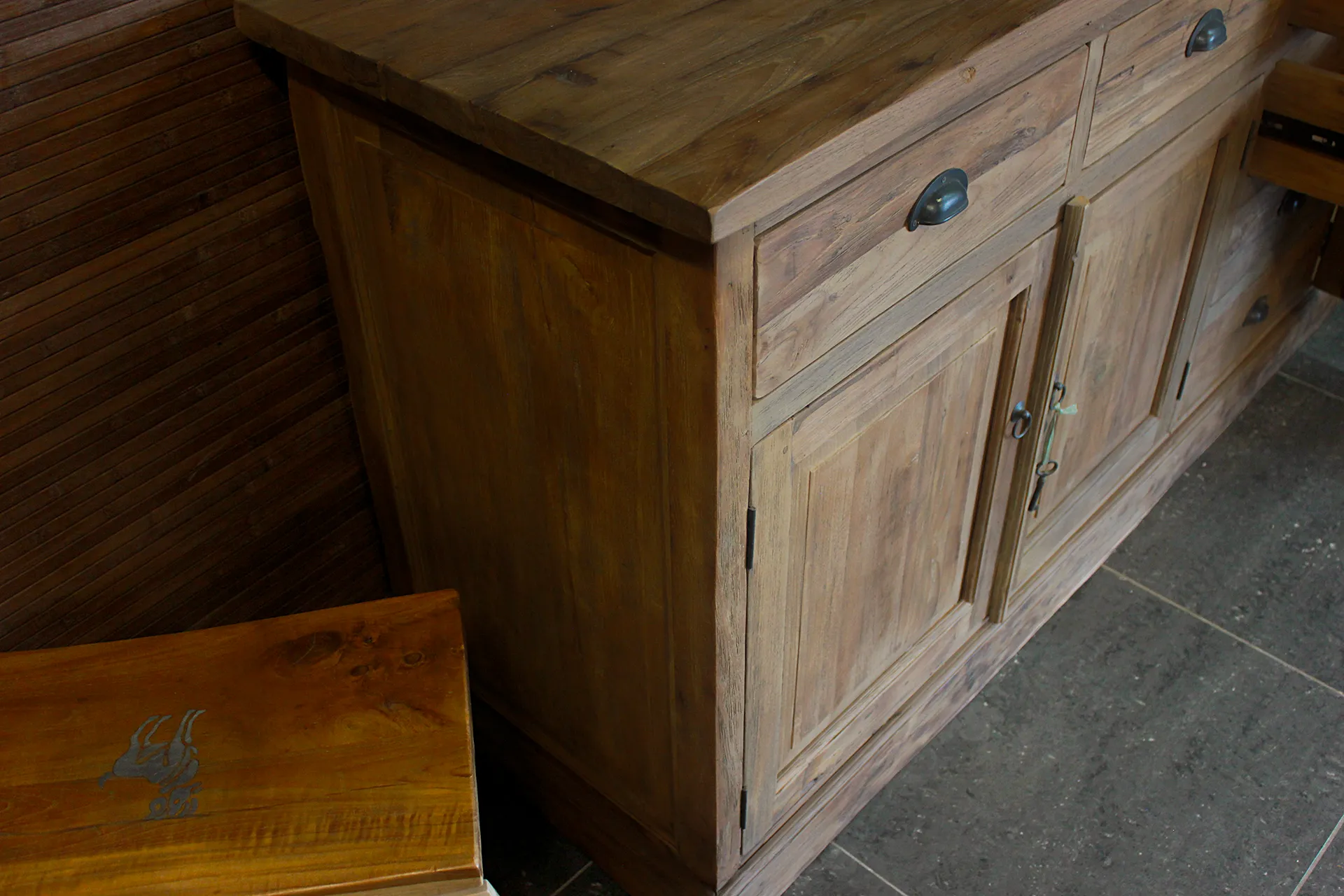 Teak Kedal D245-300PL Old | große rustikale Anrichte aus Teakholz Große rustikale Anrichte aus massivem altem Teakholz. Anrichte aus massivem Teakholz mit viel Stauraum – TEAK2-Möbelgeschäft.