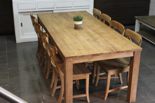 Moderne eettafel teak in glad onbehandeld teakhout. Massieve teak eettafel, kwaliteit uit Indonesië! Teakhouten tafels bij TEAK2.
