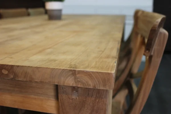 Moderne eettafel teak in glad onbehandeld teakhout. Massieve teak eettafel, kwaliteit uit Indonesië! Teakhouten tafels bij TEAK2.