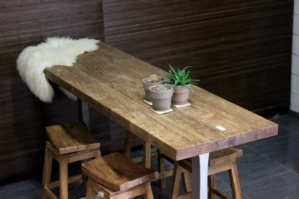 Exklusiver Stehtisch aus Teakholz mit Metallgestell. Designer-Stehtisch aus Teakholz mit modernem Edelstahlfuß (Inox-Fuß) – TEAK2.