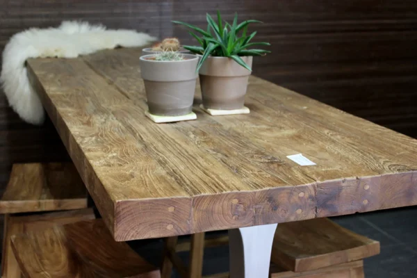 Exklusiver Stehtisch aus Teakholz mit Metallgestell. Designer-Stehtisch aus Teakholz mit modernem Edelstahlfuß (Inox-Fuß) – TEAK2.