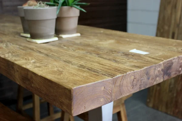 Exklusiver Stehtisch aus Teakholz mit Metallgestell. Designer-Stehtisch aus Teakholz mit modernem Edelstahlfuß (Inox-Fuß) – TEAK2.
