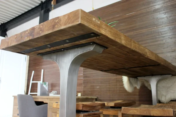 Exklusiver Stehtisch aus Teakholz mit Metallgestell. Designer-Stehtisch aus Teakholz mit modernem Edelstahlfuß (Inox-Fuß) – TEAK2.
