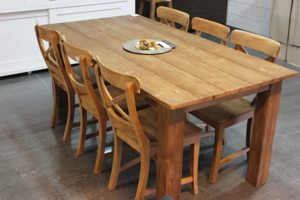 Stabiler Esstisch aus Teakholz ohne Kopfteil. Industrietisch mit robustem, modernem und rustikalem Look. Robuster Tisch – TEAK2.