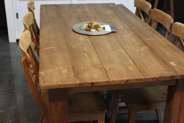 Stabiler Esstisch aus Teakholz ohne Kopfteil. Industrietisch mit robustem, modernem und rustikalem Look. Robuster Tisch – TEAK2.