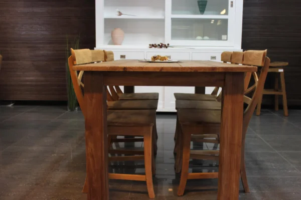Stabiler Esstisch aus Teakholz ohne Kopfteil. Industrietisch mit robustem, modernem und rustikalem Look. Robuster Tisch – TEAK2.