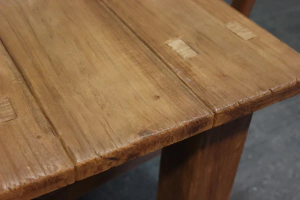 Stabiler Esstisch aus Teakholz ohne Kopfteil. Industrietisch mit robustem, modernem und rustikalem Look. Robuster Tisch – TEAK2.