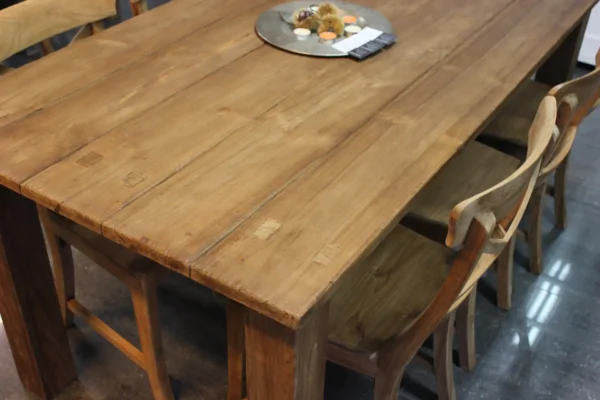 Stabiler Esstisch aus Teakholz ohne Kopfteil. Industrietisch mit robustem, modernem und rustikalem Look. Robuster Tisch – TEAK2.