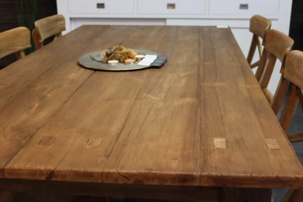 Stabiler Esstisch aus Teakholz ohne Kopfteil. Industrietisch mit robustem, modernem und rustikalem Look. Robuster Tisch – TEAK2.