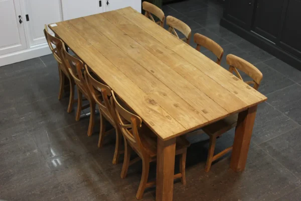 Stabiler Esstisch aus Teakholz ohne Kopfteil. Industrietisch mit robustem, modernem und rustikalem Look. Robuster Tisch – TEAK2.