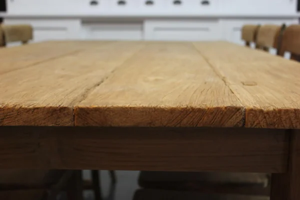 Stabiler Esstisch aus Teakholz ohne Kopfteil. Industrietisch mit robustem, modernem und rustikalem Look. Robuster Tisch – TEAK2.