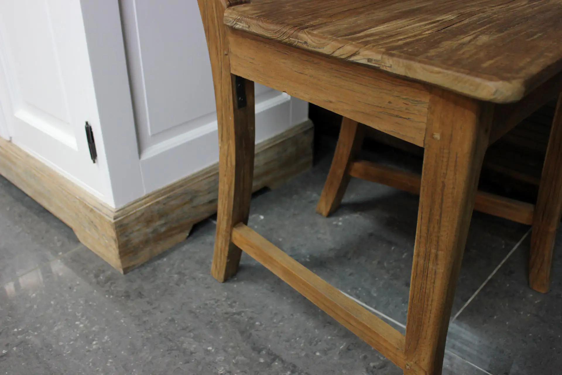 Teak Kursi L-Old | landelijke teakhouten eetkamerstoel, teak stoel Landelijke teakhouten eetkamerstoel, teak stoel in oud teakhout uit Indonesië. Comfortabele zit & degelijke constructie - TEAK2.