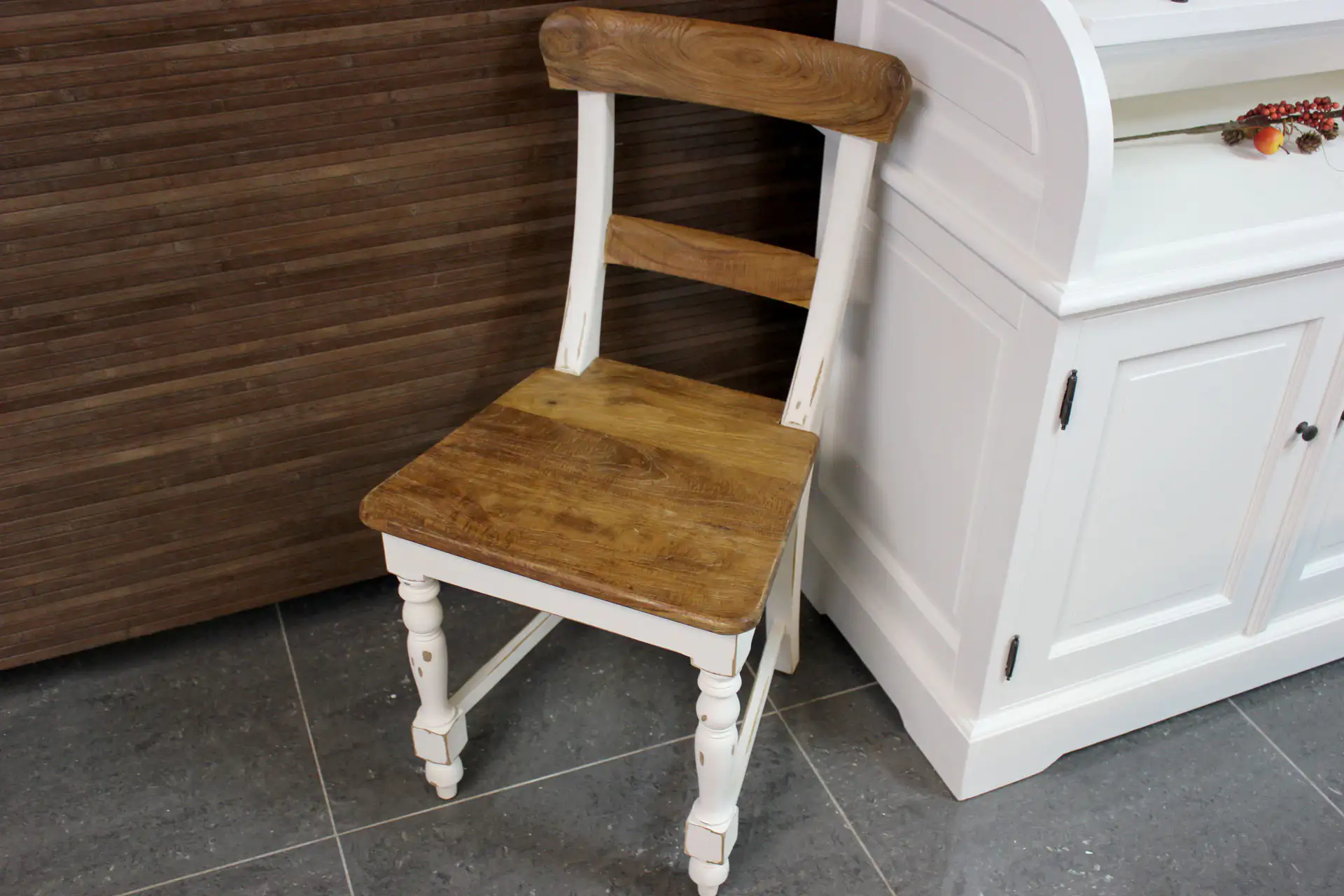 Teak Kursi Lapuk Old SW | weißer und Teak-Brocante-Esszimmerstuhl Weißer und Teak-Brocante-Esszimmerstuhl im rustikalen Look. Brocante-Holzstuhl, bequem und solide verarbeitet – TEAK2