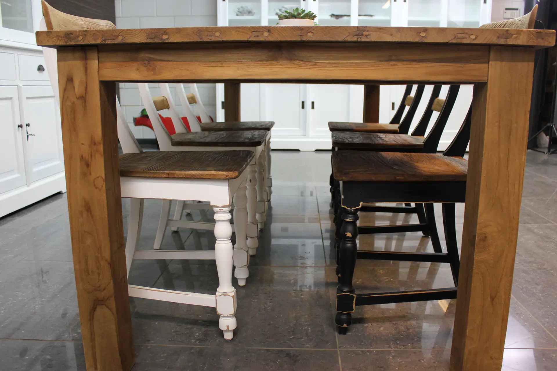 Teak Kursi Lapuk Old SW | weißer und Teak-Brocante-Esszimmerstuhl Weißer und Teak-Brocante-Esszimmerstuhl im rustikalen Look. Brocante-Holzstuhl, bequem und solide verarbeitet – TEAK2