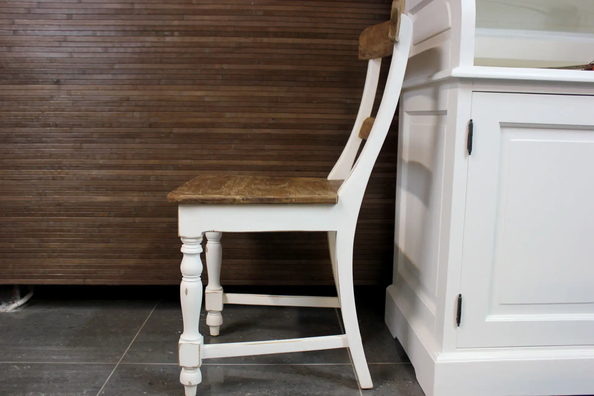 Teak Kursi Lapuk Old SW | weißer und Teak-Brocante-Esszimmerstuhl Weißer und Teak-Brocante-Esszimmerstuhl im rustikalen Look. Brocante-Holzstuhl, bequem und solide verarbeitet – TEAK2