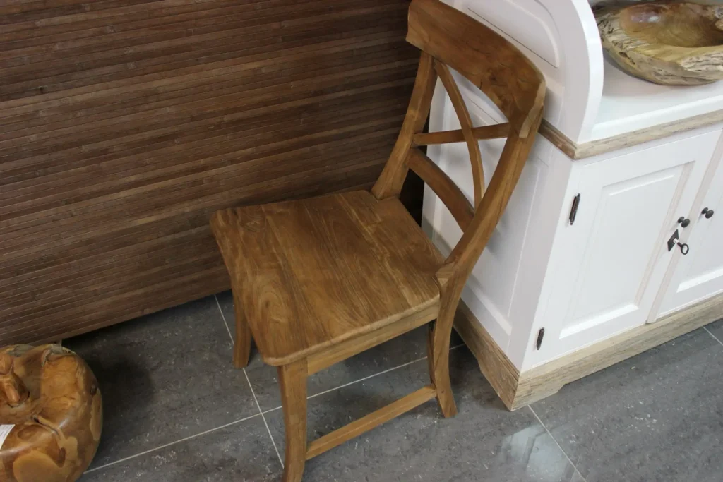 Het grootste assortiment moderne en landelijke stoelen in teak, wit of RAL kleur vindt u bij TEAK2.