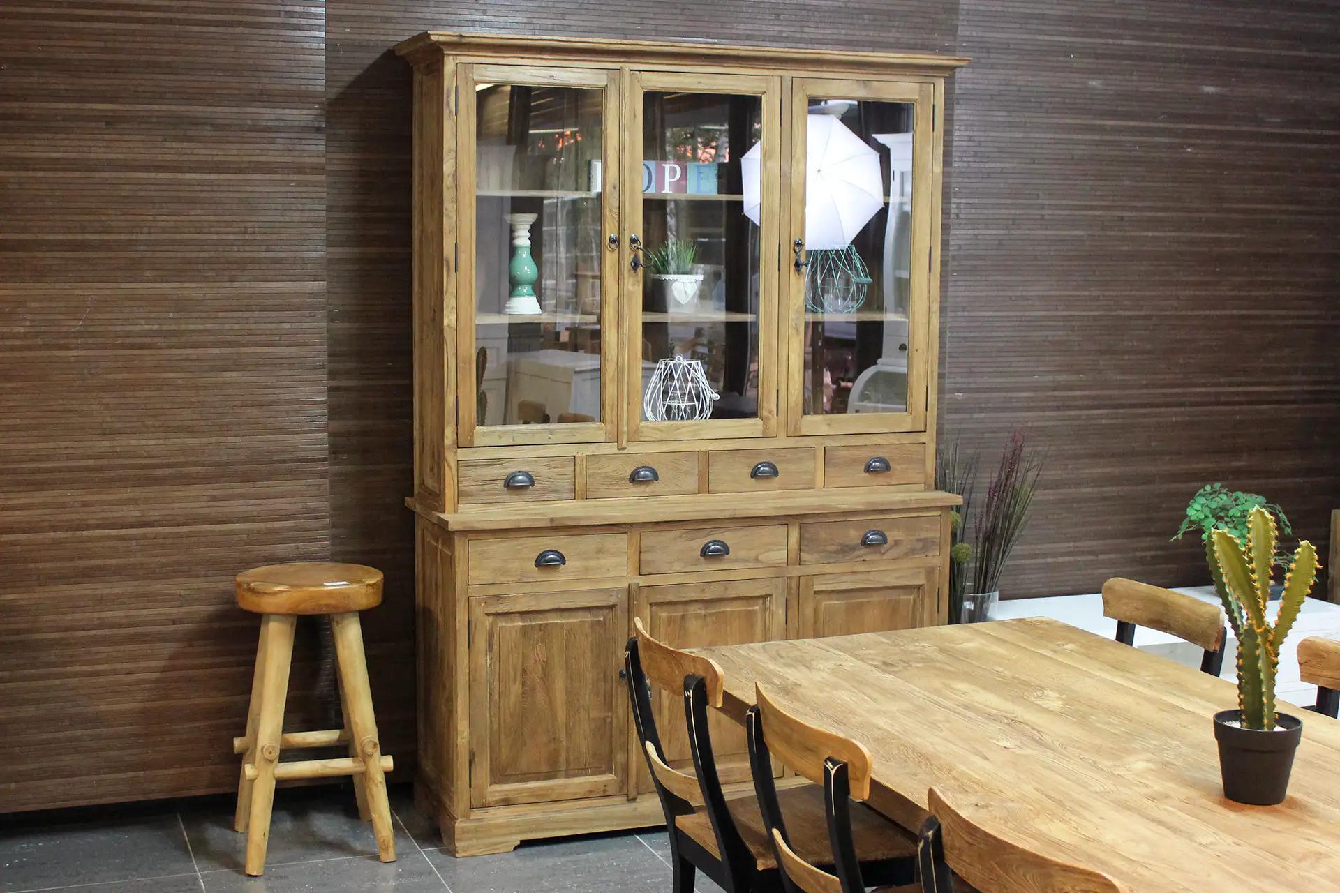 Teak Lebar 130-210 Old | Buffetschrank aus Teakholz mit Schubladen und Türen Buffetschrank aus Teakholz mit Schubladen aus gebürstetem, altem Teakholz. Rustikaler Schrank mit Flügeltüren, Teakholz aus Indonesien – Möbelhaus TEAK2.