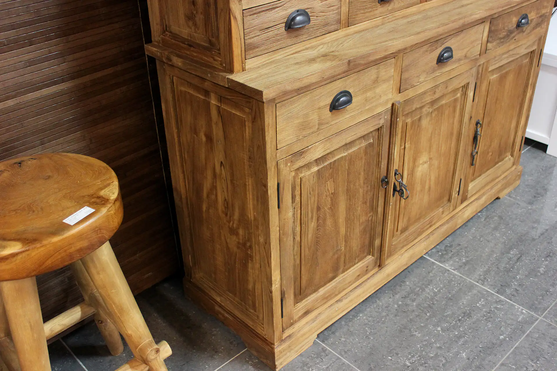 Teak Lebar 130-210 Old | Buffetschrank aus Teakholz mit Schubladen und Türen Buffetschrank aus Teakholz mit Schubladen aus gebürstetem, altem Teakholz. Rustikaler Schrank mit Flügeltüren, Teakholz aus Indonesien – Möbelhaus TEAK2.