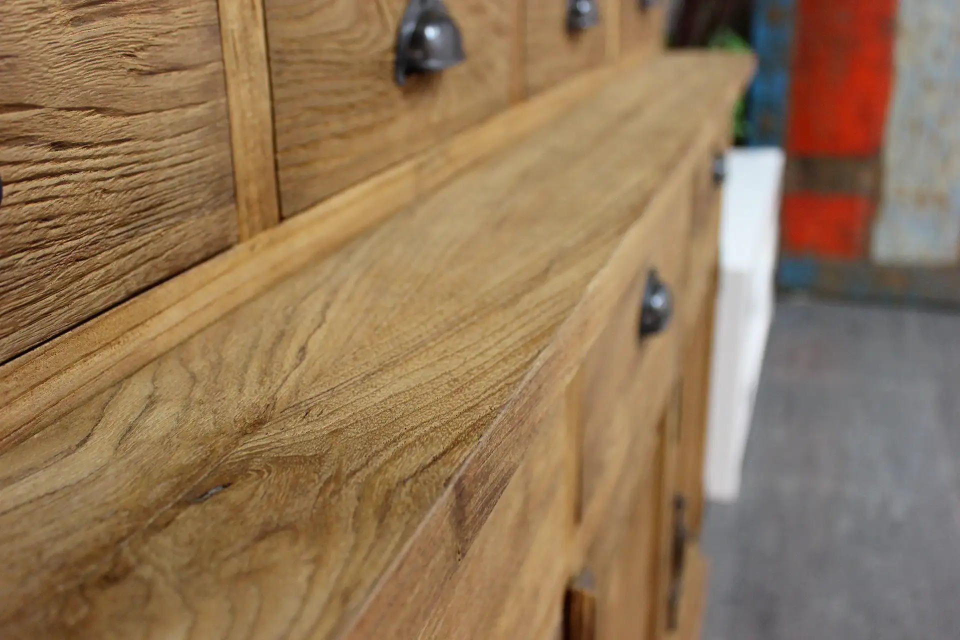 Teak Lebar 130-210 Old | Buffetschrank aus Teakholz mit Schubladen und Türen Buffetschrank aus Teakholz mit Schubladen aus gebürstetem, altem Teakholz. Rustikaler Schrank mit Flügeltüren, Teakholz aus Indonesien – Möbelhaus TEAK2.