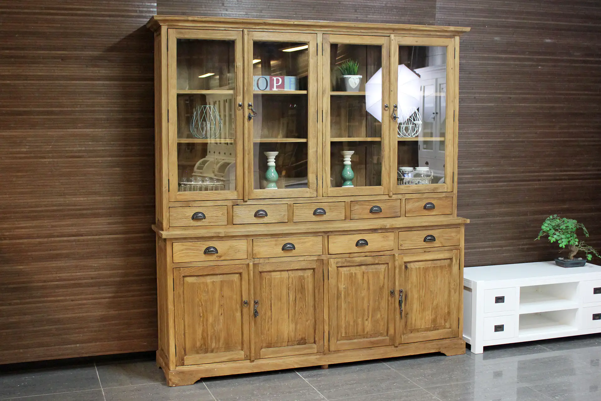 Teak Lebar 130-210 Old | Buffetschrank aus Teakholz mit Schubladen und Türen Buffetschrank aus Teakholz mit Schubladen aus gebürstetem, altem Teakholz. Rustikaler Schrank mit Flügeltüren, Teakholz aus Indonesien – Möbelhaus TEAK2.