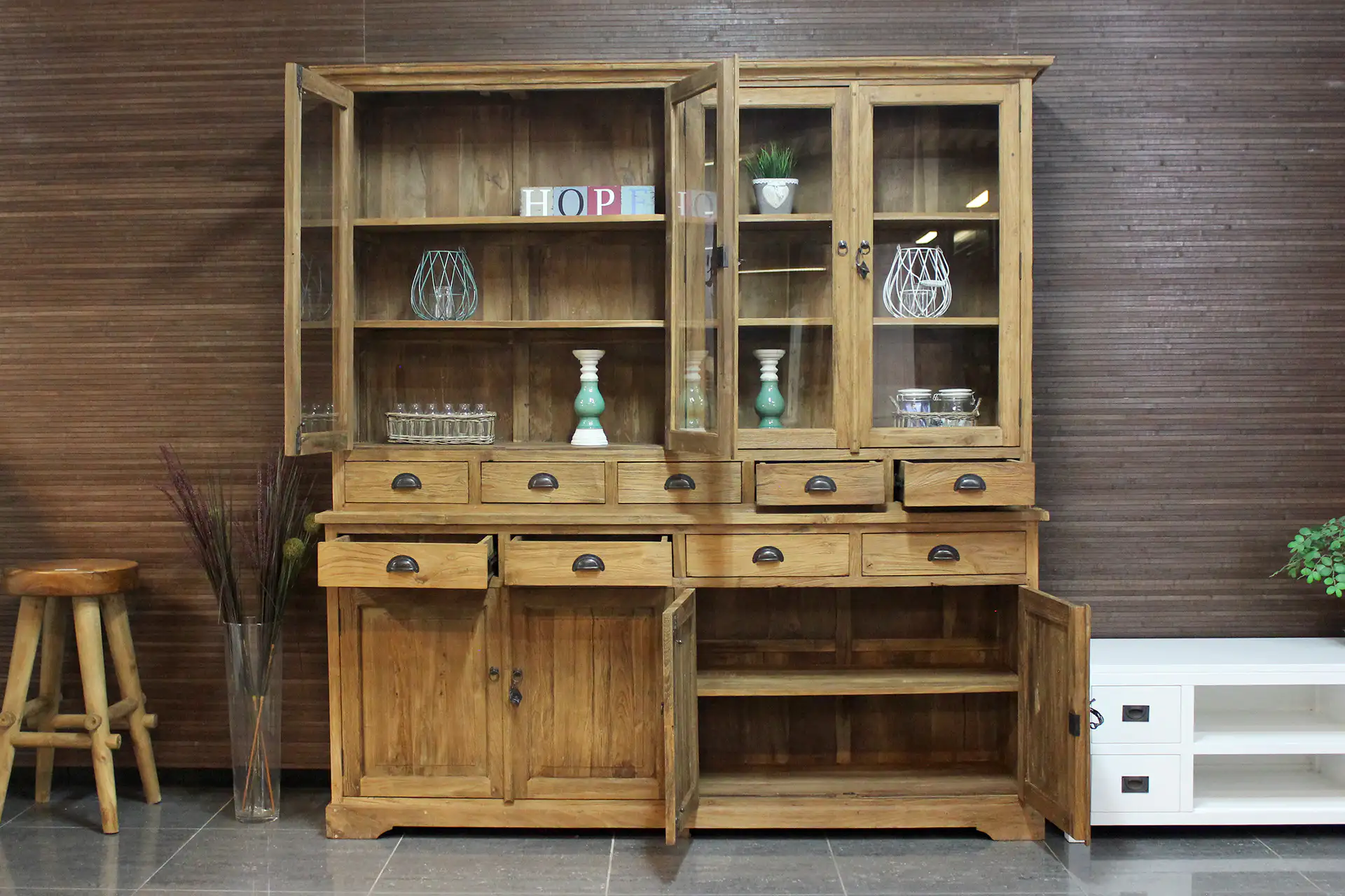 Teak Lebar 130-210 Old | Buffetschrank aus Teakholz mit Schubladen und Türen Buffetschrank aus Teakholz mit Schubladen aus gebürstetem, altem Teakholz. Rustikaler Schrank mit Flügeltüren, Teakholz aus Indonesien – Möbelhaus TEAK2.