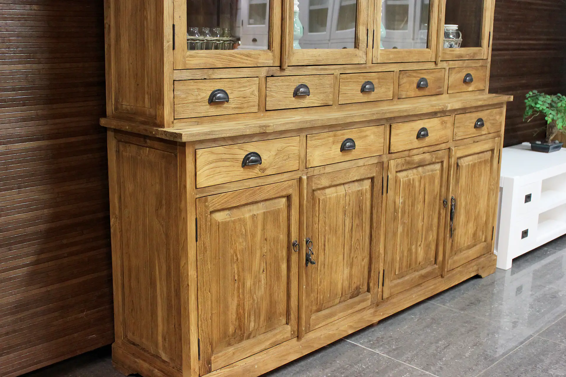 Teak Lebar 130-210 Old | Buffetschrank aus Teakholz mit Schubladen und Türen Buffetschrank aus Teakholz mit Schubladen aus gebürstetem, altem Teakholz. Rustikaler Schrank mit Flügeltüren, Teakholz aus Indonesien – Möbelhaus TEAK2.