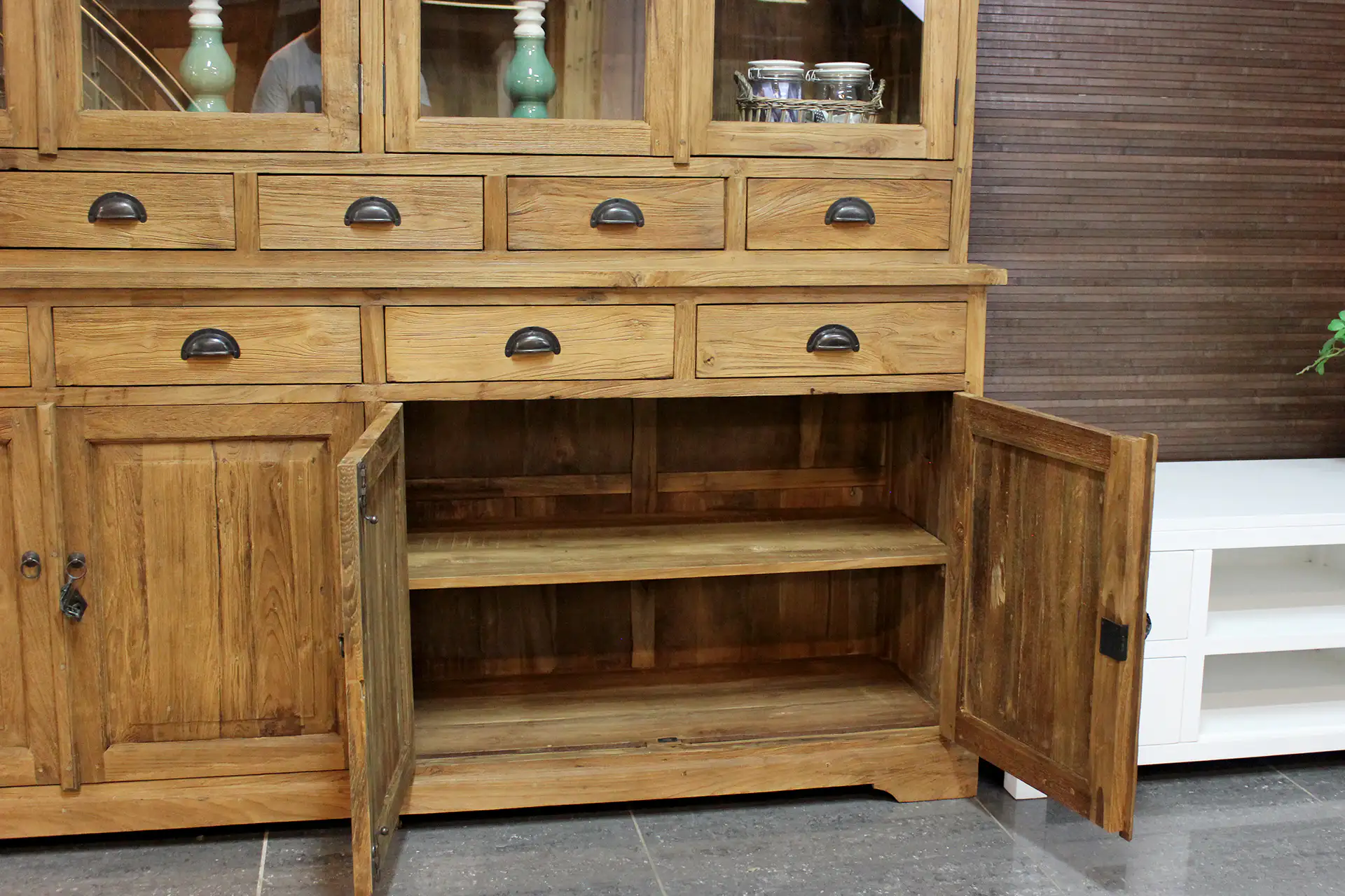 Teak Lebar 130-210 Old | Buffetschrank aus Teakholz mit Schubladen und Türen Buffetschrank aus Teakholz mit Schubladen aus gebürstetem, altem Teakholz. Rustikaler Schrank mit Flügeltüren, Teakholz aus Indonesien – Möbelhaus TEAK2.